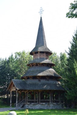 Sapanta Peri Manastırı 'nın sunağı. Ahşap kiremitlerden yapılmış çok katlı çatılı Maramures tarzında ahşap bir yapı.