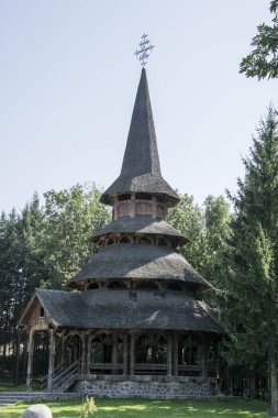 Sapanta Peri Manastırı 'nın sunağı. Ahşap kiremitlerden yapılmış çok katlı çatılı Maramures tarzında ahşap bir yapı.