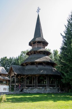 Sapanta Peri Manastırı 'nın sunağı. Ahşap kiremitlerden yapılmış çok katlı çatılı Maramures tarzında ahşap bir yapı.