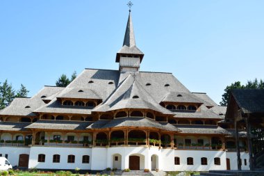 Ahşap kiremit çatılı, Maramure tarzında inşa edilmiş Sapanta Peri Manastırı 'nın iki katı ahşap, iki katı da taş ve ahşap pencere ve kapılardan yapılmıştır..