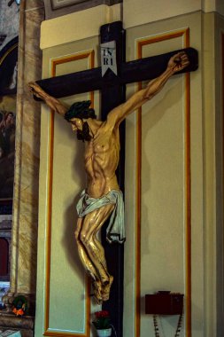 Radna 'daki St. Mary Manastırı' nda Katolik haçı. Katolik haçı, İsa 'yı bedeni ve ayakları tek bir çiviyle dövülmüş korkunç işkencelerden sonra ölmüş olarak tasvir ediyor.