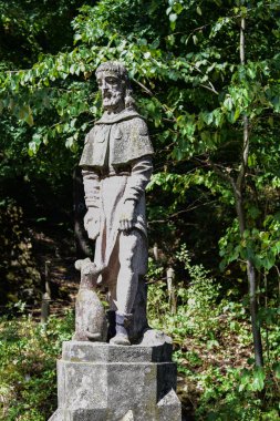 Radna 'daki St. Mary Katolik Manastırı' nda heykeller. Heykeller, Katolik kilisesinin azizleri ve hiyerarşileri taştan ya da mermerden yapılmış heykellerdir..