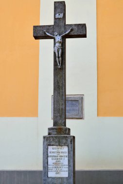 Radna 'daki St. Mary Manastırı' nda Katolik haçı. Katolik haçı, İsa 'yı bedeni ve ayakları tek bir çiviyle dövülmüş korkunç işkencelerden sonra ölmüş olarak tasvir ediyor.