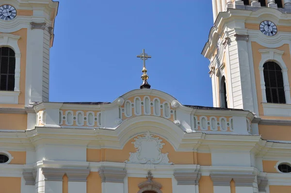 Radna 'lı Aziz Mary Manastırı, Küçük Bazilika, Lipova, Arad, mimari ayrıntılar Roma Katolik tarikatına aittir. 1992 'de Papa 2. John Paul manastıra küçük bazilika ünvanını verdi.