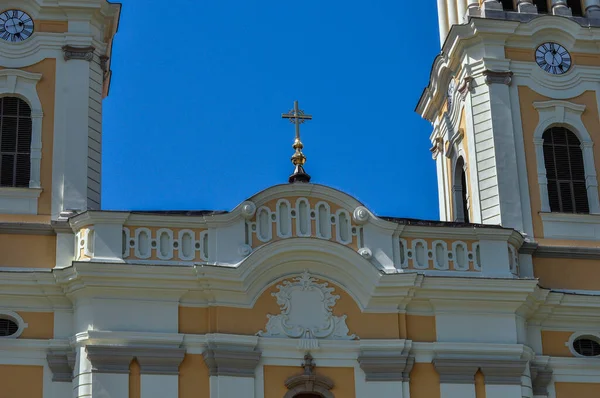 Radna 'lı Aziz Mary Manastırı, Küçük Bazilika, Lipova, Arad, mimari ayrıntılar Roma Katolik tarikatına aittir. 1992 'de Papa 2. John Paul manastıra küçük bazilika ünvanını verdi.