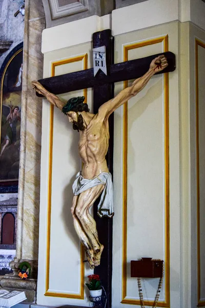 Radna 'daki St. Mary Manastırı' nda Katolik haçı. Katolik haçı, İsa 'yı bedeni ve ayakları tek bir çiviyle dövülmüş korkunç işkencelerden sonra ölmüş olarak tasvir ediyor.