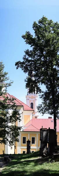 Radna 'lı Aziz Mary Manastırı, Küçük Bazilika, Lipova, Arad, mimari ayrıntılar Roma Katolik tarikatına aittir. 1992 'de Papa 2. John Paul manastıra küçük bazilika ünvanını verdi.