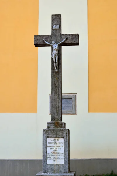 拉德纳圣母玛利亚修道院的天主教十字架 天主教的十字架描绘了基督 他在痛苦中死去 身上沾满了鲜血 脚上只钉了一个钉子 — 图库照片