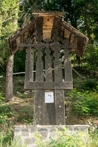 路边的十字架用木头雕刻 主题主要是东正教十字架和太阳玫瑰花环 位于岔口和交叉口 以防止妖魔鬼怪出没 — 图库照片