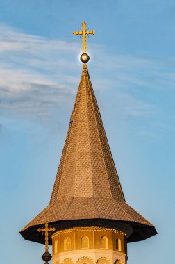 Oradea 'daki Kutsal Haç Manastırı, Oradea kenti yakınlarındaki inananlar için inşa edilen çan kulesi Ortodoks manastırı, dışında Transilvanya' da eşi benzeri olmayan Moldova tarzında boyanmış bir kilise..