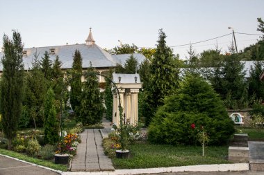 OradeaOrtodoks manastır kompleksinden gelen Kutsal Haç Manastırı Oradea kenti yakınlarındaki inananlar için inşa edildi ve kilisenin dışı Transilvanya 'da benzersiz bir şekilde Moldova tarzında boyandı..