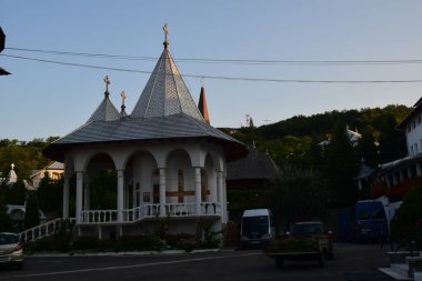 Oradea 'daki Kutsal Haç Manastırı, yaz sunağı. Oradea kenti yakınlarındaki inananlar için inşa edilen ortodoks manastırı, dışında Transilvanya' da eşi benzeri olmayan Moldova tarzında boyanmış kilise..