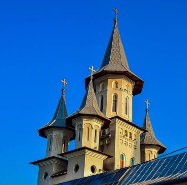 Oradea 'daki Kutsal Haç Manastırı, Oradea kenti yakınlarındaki inananlar için inşa edilen çan kulesi Ortodoks manastırı, dışında Transilvanya' da eşi benzeri olmayan Moldova tarzında boyanmış bir kilise..