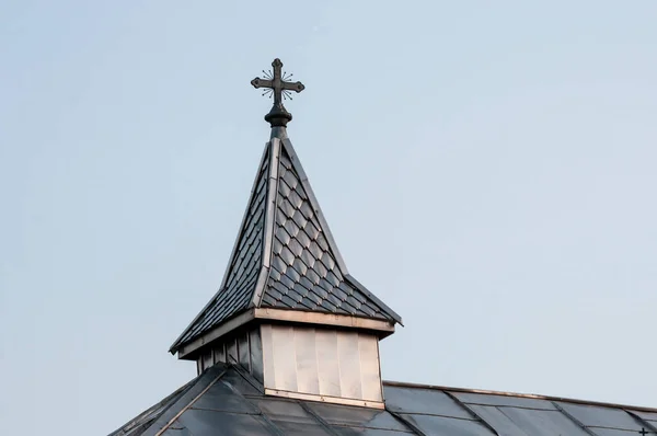 オラデアの聖十字架修道院 鐘楼正教会の修道院は トランシルヴァニアのユニークなモルドバン様式で外側に描かれた教会と オラデアの街の近くに信者のために建てられました — ストック写真