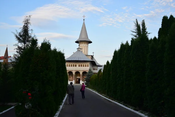 オラデアの近くに信者のために建てられた正教会の修道院は モルドバン様式で外側に描かれた教会と トランシルヴァニアのユニークな — ストック写真