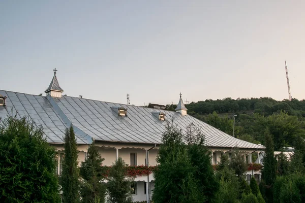 Oradea 근처에 신자들을 Oradeaorthodox Monastic Complex 십자가 수도원 트란실바니아의 고유한 — 스톡 사진