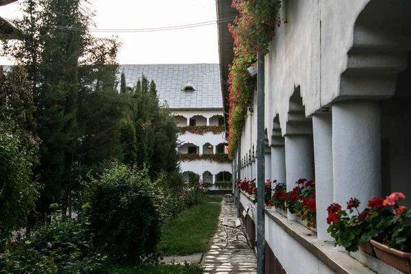 Oradea的圣十字修道院 朝圣者的旅馆住宿 在奥拉迪亚市附近为信徒建造的东正教修道院建筑群 教堂外面漆成摩尔多瓦风格 在特兰西瓦尼亚是独一无二的 — 图库照片
