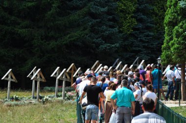 Prislop Manastırı 'nın içindeki küçük mezarlık. Peder Arsenie Boca' nın ebedi uykusunu uyuduğu mezarlık. Oyma ahşap bir pavyon tarafından korunuyor.