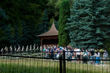 Prislop Manastırı 'nın içindeki küçük mezarlık. Peder Arsenie Boca' nın ebedi uykusunu uyuduğu mezarlık. Oyma ahşap bir pavyon tarafından korunuyor.