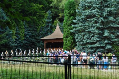 Prislop Manastırı 'nın içindeki küçük mezarlık. Peder Arsenie Boca' nın ebedi uykusunu uyuduğu mezarlık. Oyma ahşap bir pavyon tarafından korunuyor.