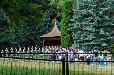 Prislop Manastırı 'nın içindeki küçük mezarlık. Peder Arsenie Boca' nın ebedi uykusunu uyuduğu mezarlık. Oyma ahşap bir pavyon tarafından korunuyor.
