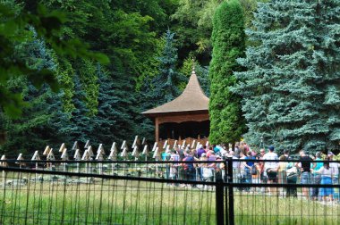 Prislop Manastırı 'nın içindeki küçük mezarlık. Peder Arsenie Boca' nın ebedi uykusunu uyuduğu mezarlık. Oyma ahşap bir pavyon tarafından korunuyor.