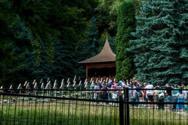 Prislop Manastırı 'nın içindeki küçük mezarlık. Peder Arsenie Boca' nın ebedi uykusunu uyuduğu mezarlık. Oyma ahşap bir pavyon tarafından korunuyor.