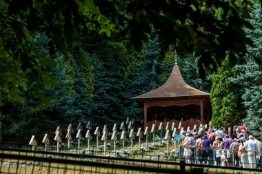 Prislop Manastırı 'nın içindeki küçük mezarlık. Peder Arsenie Boca' nın ebedi uykusunu uyuduğu mezarlık. Oyma ahşap bir pavyon tarafından korunuyor.