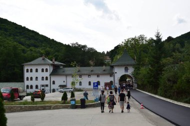 1960-1976 arası komünist dönemde, Brncovenesc kraliyet tarzında pencere ve pavyonlarla inşa edilen Prislop manastırının girişindeki binalar, yaşlılar için tasarlanmıştı.
