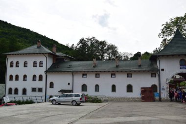 1960-1976 arası komünist dönemde, Brncovenesc kraliyet tarzında pencere ve pavyonlarla inşa edilen Prislop manastırının girişindeki binalar, yaşlılar için tasarlanmıştı.