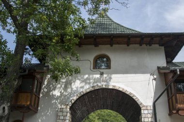 1960-1976 arası komünist dönemde, Brncovenesc kraliyet tarzında pencere ve pavyonlarla inşa edilen Prislop manastırının girişindeki binalar, yaşlılar için tasarlanmıştı.