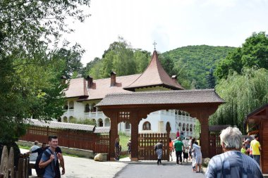Prislop Manastırı 'ndaki Maramures Kapısı, meşe ağacından yapılmıştır, genellikle farklı geleneksel çiçek motifleriyle oyulmuş üç sütun ve kapının üst eşiği kiremitlerle kaplıdır.