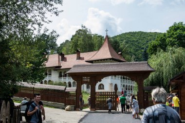 Prislop Manastırı 'ndaki Maramures Kapısı, meşe ağacından yapılmıştır, genellikle farklı geleneksel çiçek motifleriyle oyulmuş üç sütun ve kapının üst eşiği kiremitlerle kaplıdır.