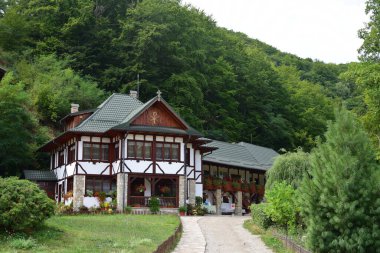Prislop Manastırı 'ndaki başrahibe geleneksel taş ve ahşaptan yapılma ve yeşil karolarla kaplı.