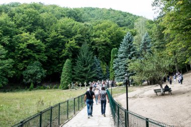 Prislop Manastırı 'nın içindeki küçük mezarlık. Peder Arsenie Boca' nın ebedi uykusunu uyuduğu mezarlık. Oyma ahşap bir pavyon tarafından korunuyor.