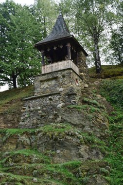 Prislop Manastırı 'ndaki Pavilion Brancovenesc tarzında taş ve ahşaptan inşa edilmiş ve yeşil kiremitlerle kaplanmış. Bu taretlerden birinde çan ve manastırın çan kulesi var.