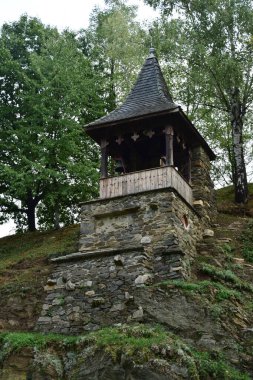 Prislop Manastırı 'ndaki Pavilion Brancovenesc tarzında taş ve ahşaptan inşa edilmiş ve yeşil kiremitlerle kaplanmış. Bu taretlerden birinde çan ve manastırın çan kulesi var.