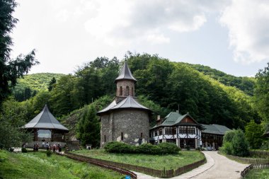 Prislop Manastırı, 1564 yılında Eflak 'tan Moise Voda' nın kızı Zamfira tarafından inşa edilen ve Romanya 'nın Hunedoara İlçesi' nde bulunan bir manastır.