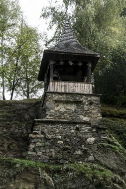 Prislop Manastırı 'ndaki Pavilion Brancovenesc tarzında taş ve ahşaptan inşa edilmiş ve yeşil kiremitlerle kaplanmış. Bu taretlerden birinde çan ve manastırın çan kulesi var.