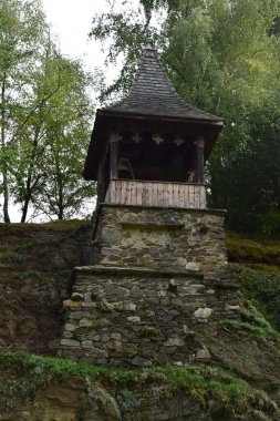 Prislop Manastırı 'ndaki Pavilion Brancovenesc tarzında taş ve ahşaptan inşa edilmiş ve yeşil kiremitlerle kaplanmış. Bu taretlerden birinde çan ve manastırın çan kulesi var.