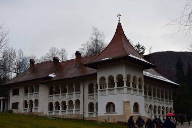 Brancoveanu tarzında tek katlı bir bina, 15 'ten fazla biber biberli daire ve bir çardağı var, Hurezi Manastırı' ndaki Brancoveanu Sarayı 'ndan sonra Peder Arsenie Boca tarafından tasarlanmış bir bina..