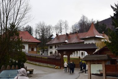 Brancoveanu tarzında tek katlı bir bina, 15 'ten fazla biber biberli daire ve bir çardağı var, Hurezi Manastırı' ndaki Brancoveanu Sarayı 'ndan sonra Peder Arsenie Boca tarafından tasarlanmış bir bina..