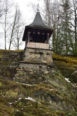Prislop Manastırı 'ndaki Pavilion Brancovenesc tarzında taş ve ahşaptan inşa edilmiş ve yeşil kiremitlerle kaplanmış. Bu taretlerden birinde çan ve manastırın çan kulesi var.