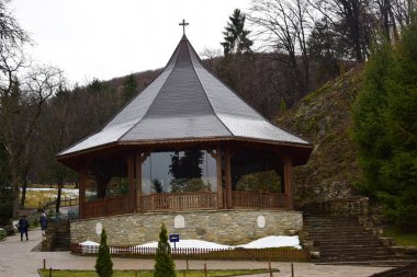Prislop Manastırı 'nın sunağı. Tahtadan yapılmış ve demirle kaplanmış olan yer, ayinlerin yaz boyunca yapıldığı yerdir.