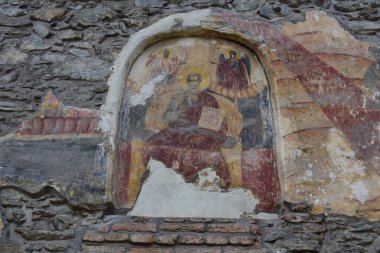 Prislop Manastırı 'nın girişinin üstündeki fresk zaman içinde zarar görmüş orjinal tablonun parçaları..