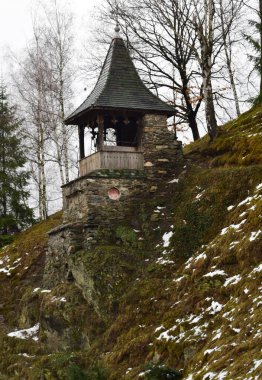 Prislop Manastırı 'ndaki Pavilion Brancovenesc tarzında taş ve ahşaptan inşa edilmiş ve yeşil kiremitlerle kaplanmış. Bu taretlerden birinde çan ve manastırın çan kulesi var.