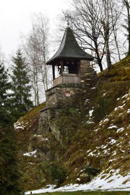Prislop Manastırı 'ndaki Pavilion Brancovenesc tarzında taş ve ahşaptan inşa edilmiş ve yeşil kiremitlerle kaplanmış. Bu taretlerden birinde çan ve manastırın çan kulesi var.