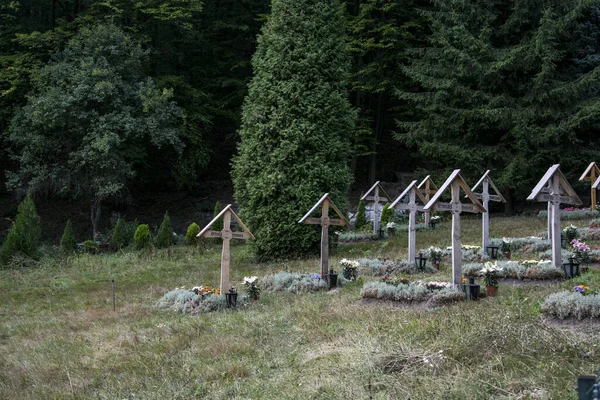 プリズロップ修道院内にある小さな墓地では アーセニー ボカ神父が彫刻された木のパビリオンで保護された墓の中で永遠の眠りを眠る — ストック写真