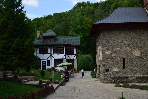 プリスロップ修道院は 1564年にワラキア出身のムイーズ ヴォダの娘ザムフィラが歴史的建造物を宣言したことで建設されたルーマニアのハンドアラ郡にある修道院です — ストック写真