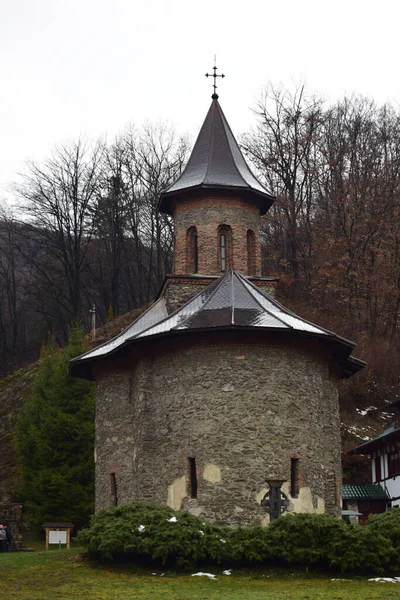 Prislop Luostari Luostari Romaniassa Sijaitsee Hunedoara County Luostarin Kirkko Rakennettiin — kuvapankkivalokuva